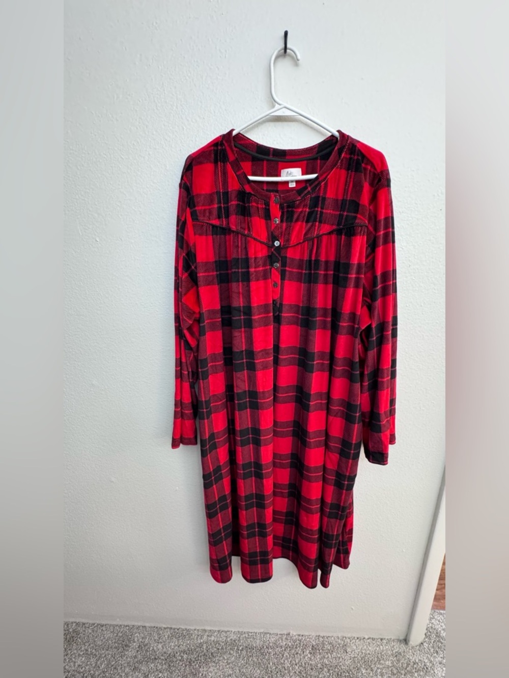 EUC Aria Collection Nightgown Long Sleeve Velour Red Plaid Pockets